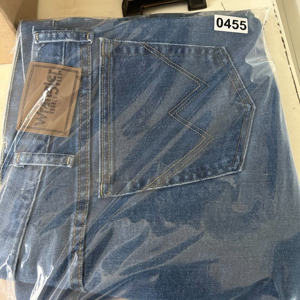 Wrangler Rugged Wear Jeans Mens 44x32 Blue Medium Wash Straight Denim Cowboy - Picture 11 of 11